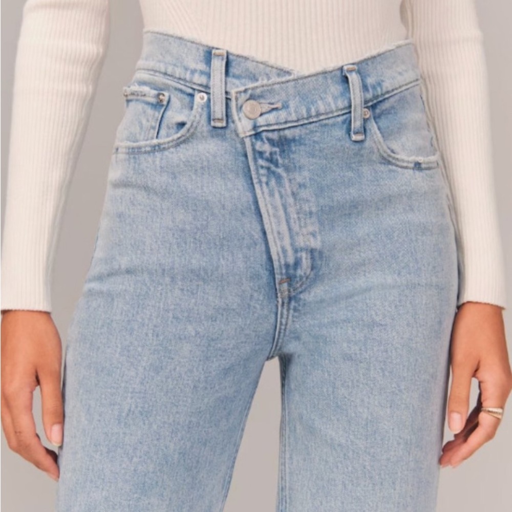 Abercrombie Curve Love Ultra High Rise 90s Straight criss cross Jean - Picture 2 of 13